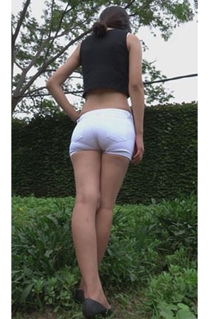 模拍紧身白色小热裤露腰美女