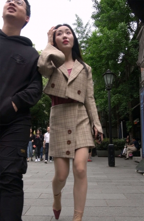 气质的短裙丝袜美女