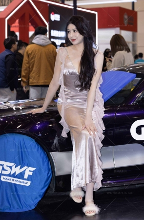 LB811-161P苏州改装-网红车模王睿的美胸玉足