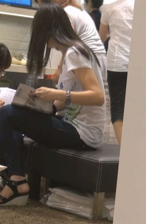 瘦长女孩似乎对新鞋很拿不定主意