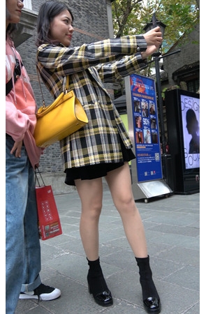 拍照的漂亮小姐姐