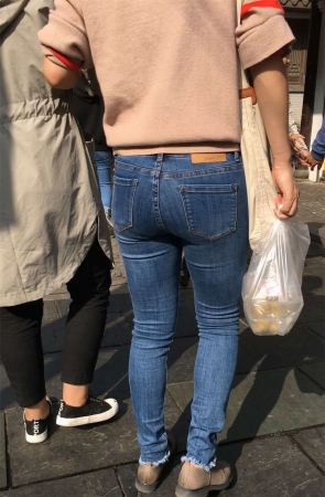 丰臀紧身蓝色牛仔裤美眉