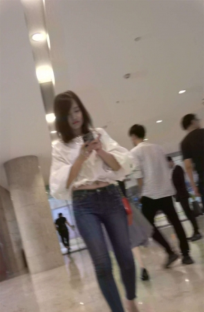 紧身蓝牛白衬衫街拍性感高跟鞋气质美女