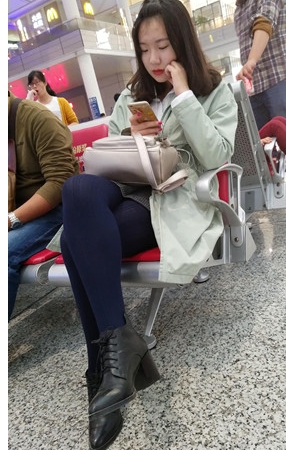 深蓝丝袜白嫩妹子