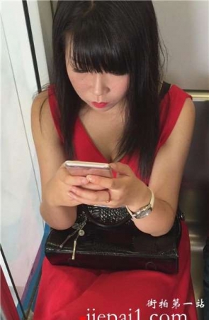 地铁上的红裙美眉，事业线微露。