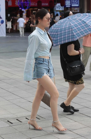 高跟街拍少妇