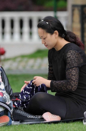 街拍肉丝短袜贵妇气质女子