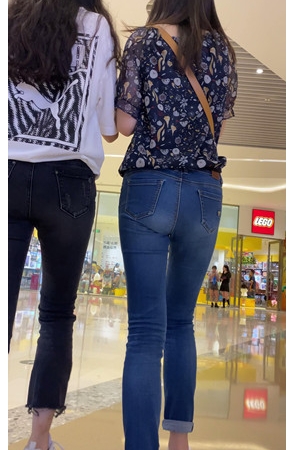 两个牛仔裤小姐姐