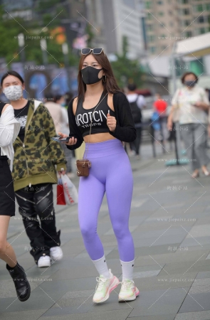 街拍紫色紧身瑜伽裤美眉 [21P]