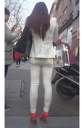 红色高跟白裤美女