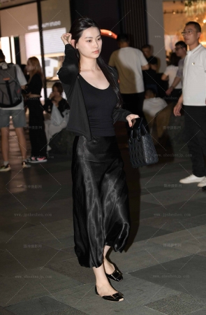 25518-23=42√气质美，平底鞋美女 9P