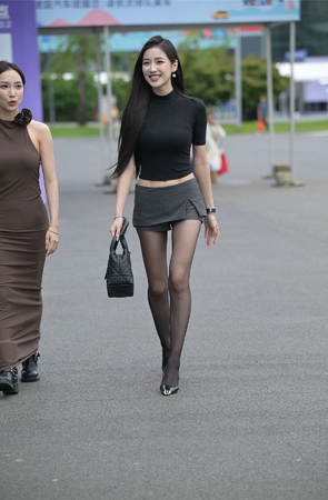 气质长发黑丝美腿