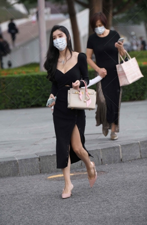 黑色深V开叉长裙美女