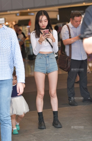 烈日下的热裤小月牙美眉