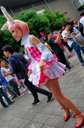 玩cosplay装扮兔女郎的二次元青春少女