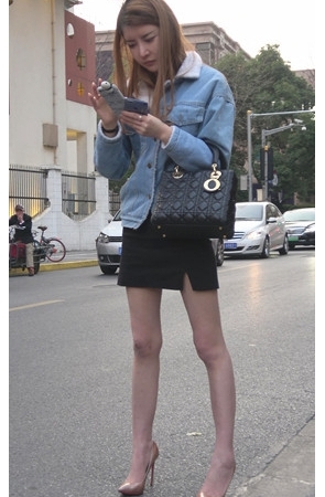 一直在看手机的小姐姐[1.32G/MP4]