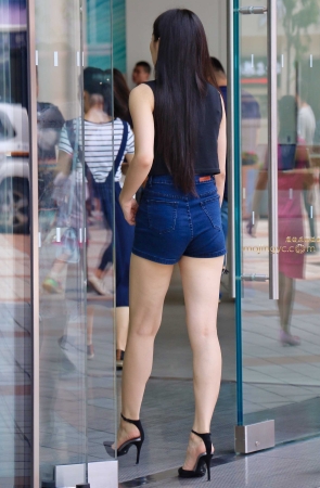 高跟长腿美女