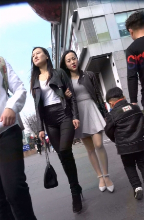 黑色紧身裤美女