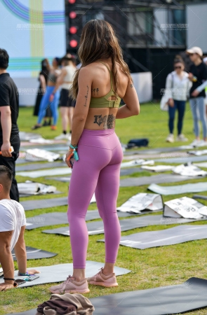 长发玫红紧身瑜伽裤美女