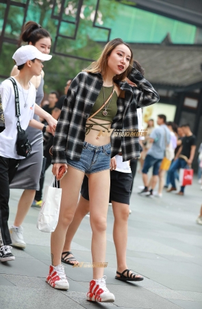 性感肚脐，热裤妹子