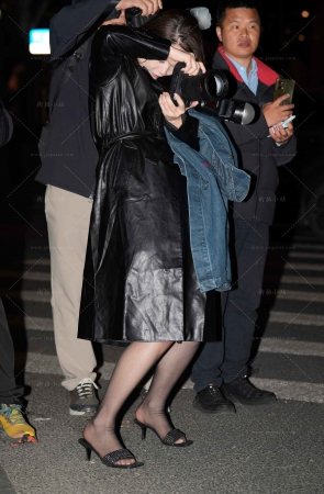 时装周时尚又性感的黑色丝美女