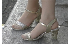 4k-公交站等车的紧身肉丝美足少妇