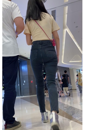 牛仔紧身裤小姐姐