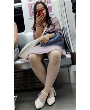 地铁上的肉丝袜小姐姐，丝袜破了 [1.30 GB/MP4]