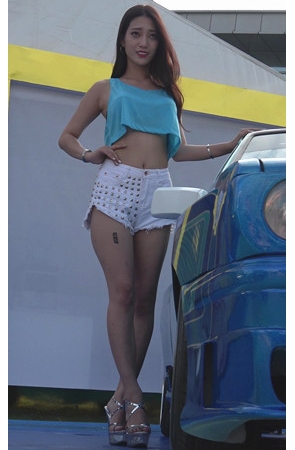 蓝衣白裤小姐姐