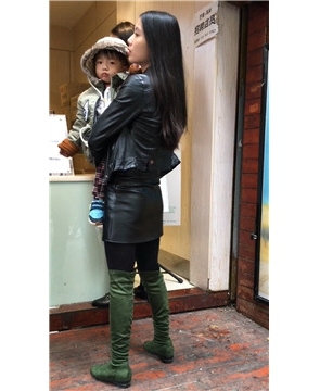 街拍颜值超高的修长美腿皮裙丝袜打底裤少妇