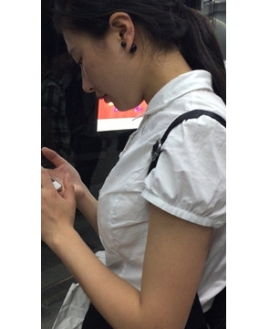 地铁站拍摄OL职业装美女，清纯甜美哦。