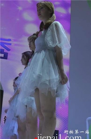 清纯白色公主裙showgirl美眉们