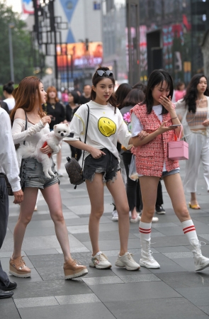 三个热裤小姐姐，腿太美了