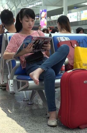 4K – 看杂志的牛仔裤少F [1.83 GB/MP4]