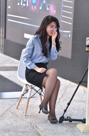 在直播卖车的黑丝女主播【图片➕视频】