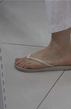 人字拖小姐姐好美 [1.55 GB/avi]