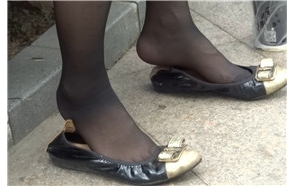 街拍黑丝成熟美妇 [298 MB/MP4]