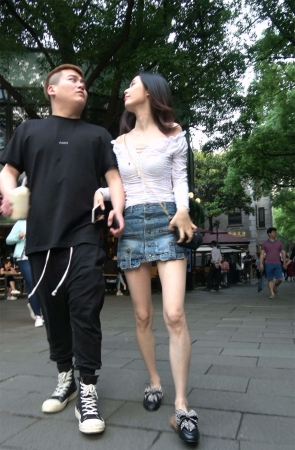 紧身白衣牛仔裙气质美女