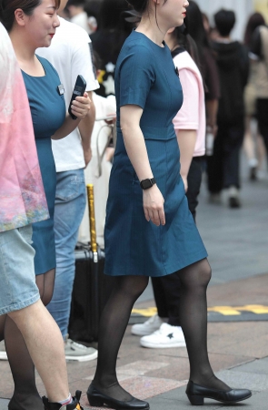 诱惑黑丝街拍OL