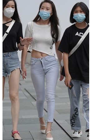 紧身浅牛美眉(57P)