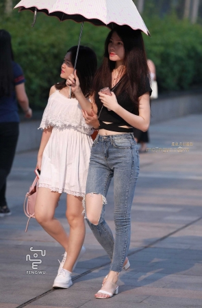 紧身牛仔裤，高跟凉拖，美女