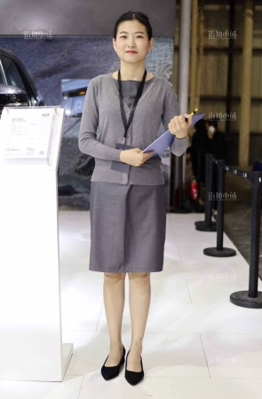 端庄的销售美眉