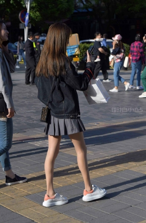 短裙配美腿丝袜，心动吗