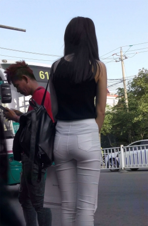 超紧白裤性感美女等公交车