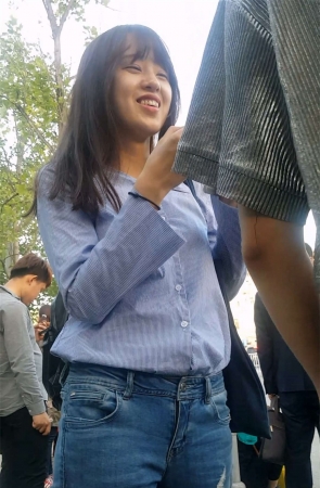 等公交车的蓝色牛仔裤美眉