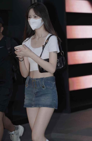 性感超短牛仔裙美眉 [60P-753MB]