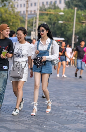 吊带牛仔裤美腿