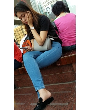 4K 街边玩手机的紧身牛仔气质美女 [937 MB]