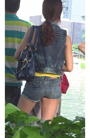 牛仔热裤妹子