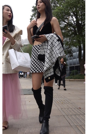 漂亮的V领长腿美女